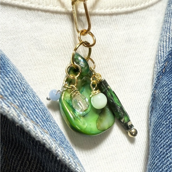 Bohemian chunky green statement multi charms necklace - Picture 4 of 4